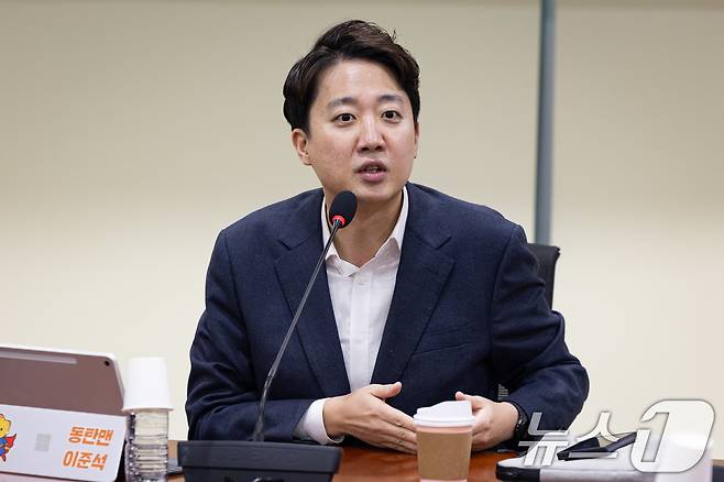 이준석 개혁신당 대표가 3일 서울 여의도 국회 의원회관에서 열린 국민의힘 대안과미래 주최 '위기의 한국 보수에 대한 진단과 해법!' 토론회에서 기조발언을 하고 있다. 2026.2.3/뉴스1 ⓒ News1 유승관 기자