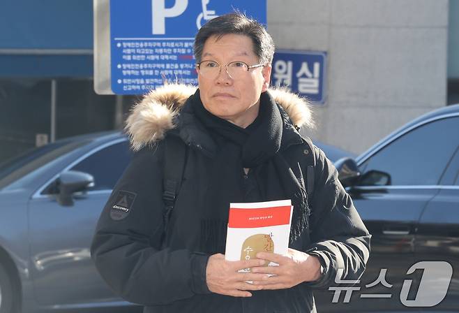 소녀상 철거를 요구하며 위안부 피해자들을 모욕한 혐의를 받는 위안부법폐지국민행동의 김병헌 대표가 3일 오전 경찰 조사를 받기 위해 서울 서초경찰서에 출석하고 있다. 2026.2.3/뉴스1 ⓒ News1 이광호 기자