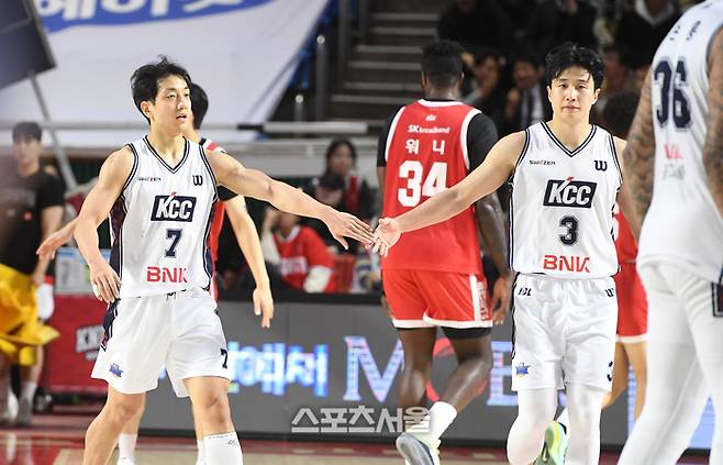 KCC 허훈(왼쪽)과 허웅 형제가 2일 잠실학생체육관에서 열린 2025-2026 프로농구 SK와 경기에서 전반을 19점 차 리드로 마친 뒤 하이파이브를 나누고 있다.  잠실학생 | 박진업 기자 upandup@sportsseoul.com