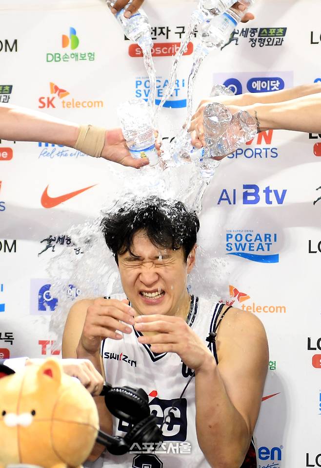 KCC 허웅이 2일 잠실학생체육관에서 열린 2025-2026 프로농구 SK와 경기에서 51득점을 올리며 120-77 팀의 승리를 이끈 뒤 인터뷰를 하다 동료들의 축하 물세례를 맞고 있다. 잠실학생 | 박진업 기자