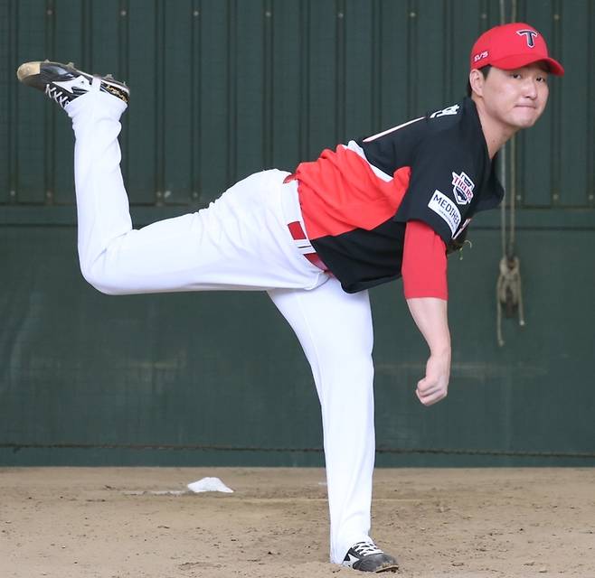 KIA 전상현이 2026 일본 아마미오시마 스프링캠프에서 불펜피칭을 하고 있다. 사진 | KIA 타이거즈