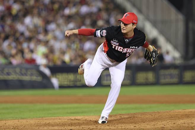 KIA 전상현이 17일 잠실구장에서 열린 2025 KBO리그 두산전에서 8회말 올라와 역투하고 있다. 사진 | KIA 타이거즈