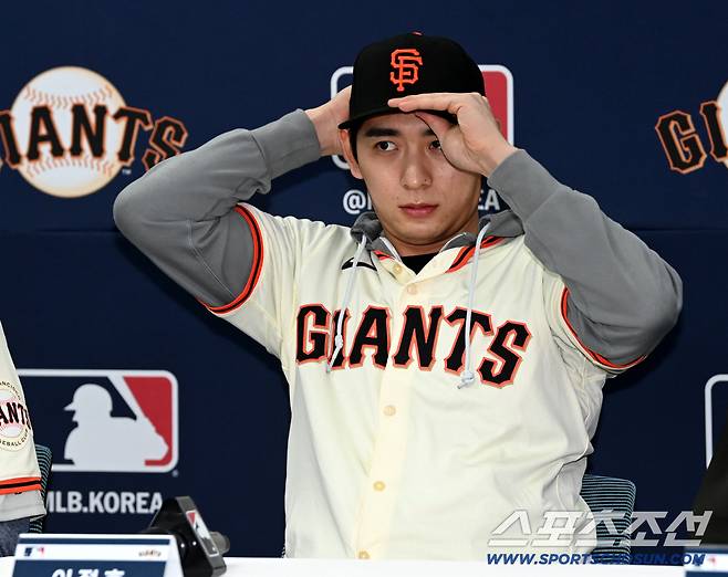 미국 메이저리그 샌프란시스코 자이언츠 이정후가 7일 이천 LG챔피언스파크에서 열린 미디어데이에서 기자회견을 가졌다. 이날 기자회견에는 래리 베어 CEO, 버스터 포지 사장, 토니 비텔로 감독, 윌리 아다메스가 함께했다. 기자회견장에 입장하는 이정후의 모습. 이천=허상욱 기자wook@sportschosun.com/2026.01.07/
