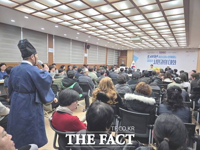 아산시는 2일 음봉면 행정복지센터에서 '2026 시민과의 대화'를 개최했다. 사진은 주민이 오세현 시장에게 질문하는 모습. /정효기 기자