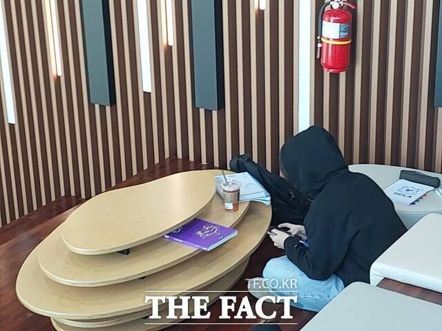 포항시 포운흥해도서관의 2·3층 계단 경사면에 위치한 '하모니 스텝'의 책상 테이블이 비실용적이어서 독서나 공부가 불가능하다. 주말이면 이곳 도서관의 열람석은 항상 부족하다. /박진홍 기자