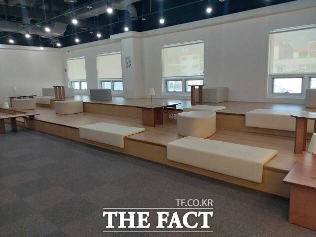 포항시립포은흥해도서관 2층 자료실의 '대청마루'는 바닥과 테이블의 높이가 맞지 않은 불편 때문에 이용하는 시민이 아무도 없다. 주말이면 이곳 도서관의 열람석은 항상 부족하다. /박진홍 기자