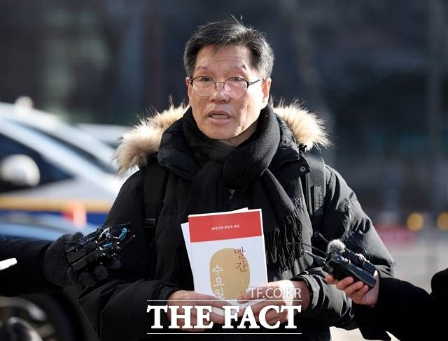 평화의 소녀상 철거를 요구하며 일본군 위안부 피해자를 모욕한 혐의를 받는 김병헌 위안부법폐지국민행동 대표가 3일 경찰에 출석했다. /뉴시스