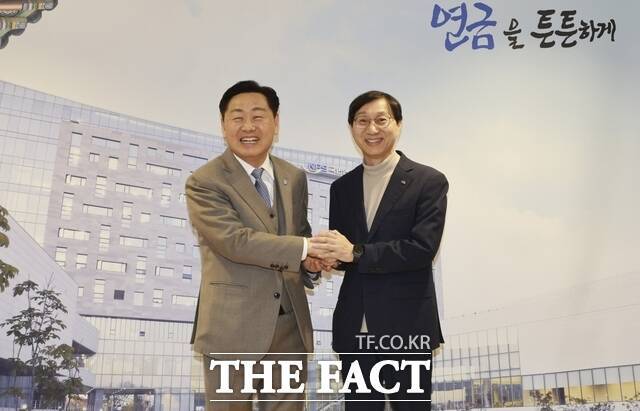 3일 전주시 완산구 만성동 전북혁신도시 내 국민연금공단 이사장실에서 김관영 전북도지사(왼쪽)와 김성주 국민연금공단 이사장이 전북 금융중심지 지정 및 자산운용 금융 생태계 조성 협력 방안 등에 대한 논의에 앞서 손을 맞잡고 있다. /전북도