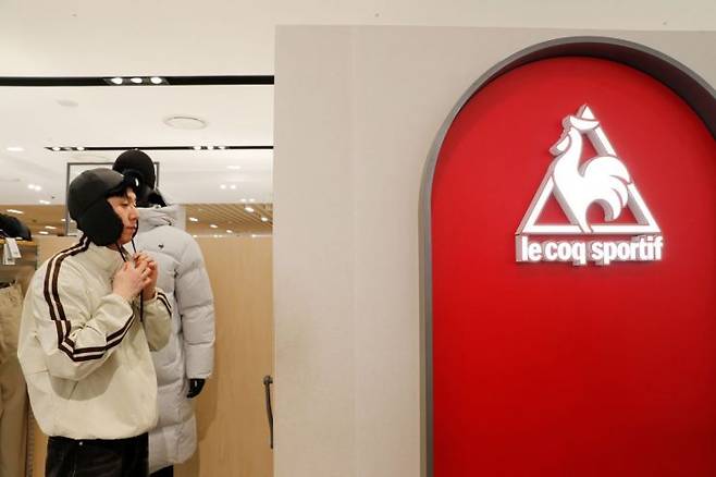 광주신세계 플레이 스팟 로꼬끄 매장에서 고객이 트루퍼햇을 착용해보고 있다. 광주신세계 제공