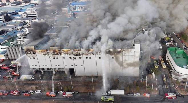 3일 오후 경기도 시흥시 정왕동 SPC삼립 시화공장에서 화재가 발생해 연기와 불길이 치솟고 있다. 연합뉴스