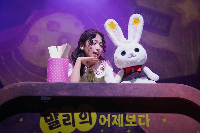 화려한 아역 스타였으나 사고로 모든 것을 잃고 평범한 18세로 살아가는 '말리'는 과거로 돌아가 11세의 자신과 마주하게 된다. 치유와 성장에 관한 마법 같은 시간 여행 이야기. 2023~24년 뉴욕에서 현지 리딩 쇼케이스를 마친 뮤지컬. /주다컬처