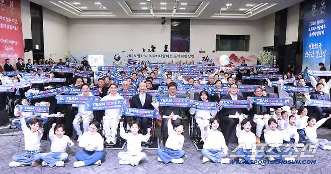 2일 서울 송파구 올림픽파크텔에서 열린 밀라노-코르티나 동계패럴림픽 결단식에서 대한민국 선수단과 내빈들이 '팀 코리아-멈추지 않는 도전, 투혼의 금빛으로!' 문구가 새겨진 플래카드를 들어올리는 퍼포먼스로 선전을 응원하고 있다./대한장애인체육회