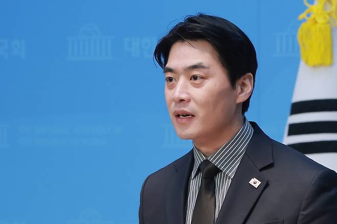 더불어민주당 한준호 의원이 3일 국회 소통관에서 민주당과 조국혁신당과의 합당 추진과 관련해 기자회견하고 있다. 한 의원은 이날 기자회견을 통해 당원 참여형 공식 논의 기구 설치를 제안했다. 연합뉴스