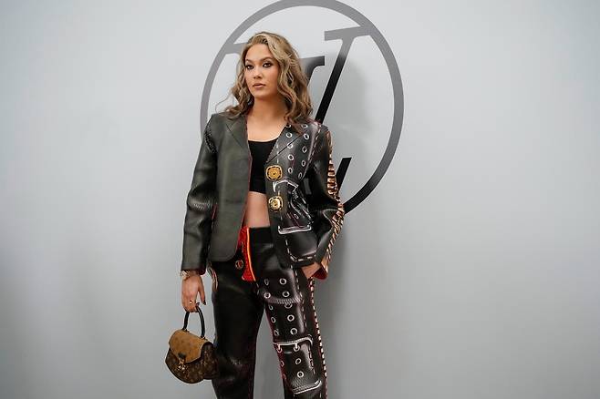 미국에서 태어나 중국으로 귀화한 프리스타일 스키 스타 구아이링은 2022 베이징 겨울올림픽에서 금 2개, 은메달 1개를 목에 걸며 ‘대륙의 아이콘’으로 떠올랐다. 광고 시장에서 주가를 높인 구아이링은 명품 브랜드 루이뷔통의 모델로 활동했다. 파리=AP 뉴시스