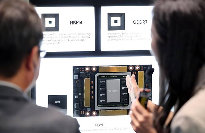 28일 경북 경주 엑스포공원 에어돔에서 열린 APEC CEO 서밋 부대행사인 ‘K-테크 쇼케이스’ 삼성전자 부스에서 참석자가 HBM4를 둘러보고 있다. 뉴스1