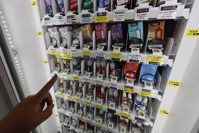 서울 시내의 한 전자담배 가게에서 액상 담배를 판매하고 있다. 뉴시스 제공