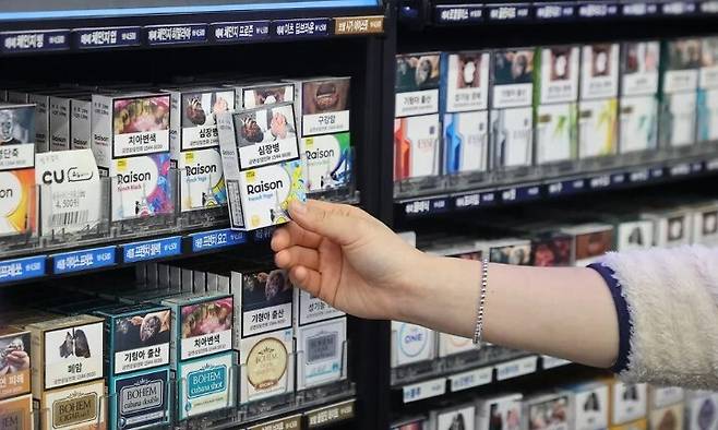 서울의 한 편의점의 판매대에 담배가 진열돼 있다. 연합뉴스