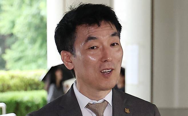 김용현 전 국방부 장관에 대한 구속영장 심문이 진행된 지난해 6월25일 서울중앙지법에서 김 전 장관의 변호인인 이하상 변호사가 취재진에게 입장을 밝히고 있다. 연합뉴스