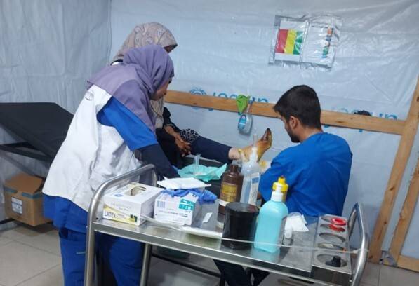 진료소에서 당뇨 합병증으로 검게 변한 발을 치료받고 있는 하나아 하와. 이슬람 하와 제공