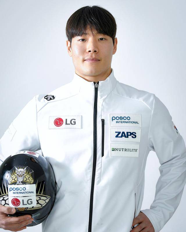 2026 밀라노·코르티나 담페초 동계올림픽에 출전하는 스켈레톤 국가대표 정승기가 최근 강원 평창동계훈련센터에서 거북선이 새겨진 헬멧을 들고 포즈를 취하고 있다. 평창=임지훈 인턴기자