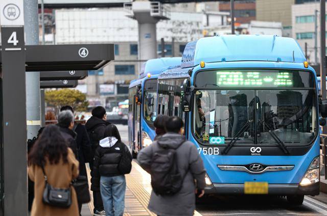 서울 시내버스 파업이 철회된 15일 서울역 버스환승센터에 시내버스가 오가고 있다. 뉴스1