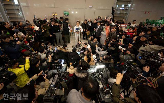 극우 유튜버 전한길씨가 3일 인천국제공항 제2여객터미널로 입국해 기자회견을 하고 있다. 영종도=강예진 기자