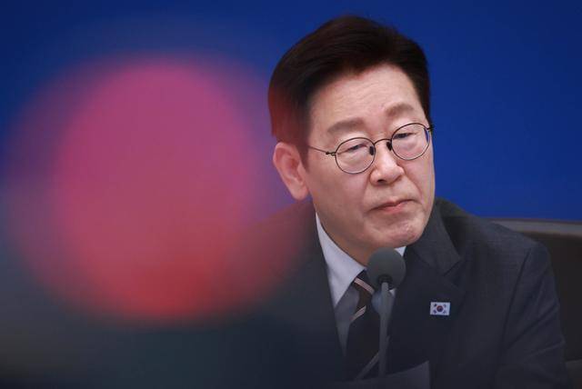 이재명 대통령이 3일 청와대 본관에서 열린 제4회 국무회의 도중 생각에 잠겨 있다. 왕태석 선임기자