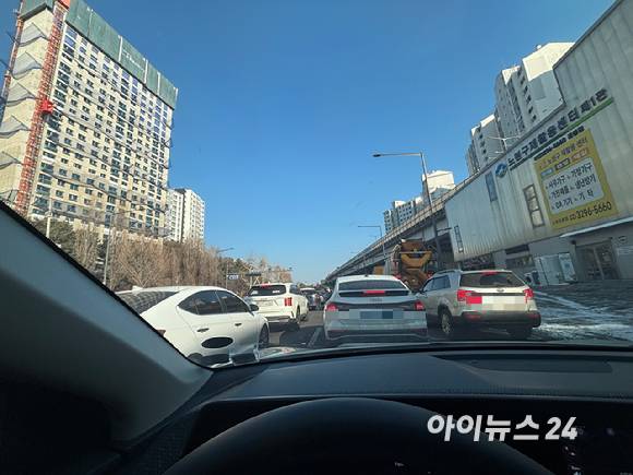 태릉CC 사업 부지 인근의 화랑로와 북부간선도로 등은 2일 오후도 교통 정체를 보이고 있다. [사진=김민지 기자]