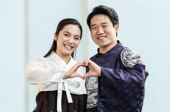 피겨스케이팅 아이스댄스 국가대표 권예(오른쪽)와 임해나. 중국계 권예와 캐나다에서 자란 임해나는 이번 동계올림픽에서 태극기를 달고 출전한다. 김성룡 기자