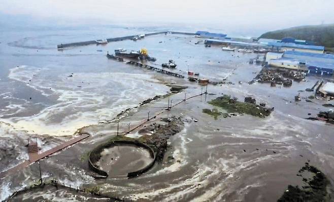 지난해 7월30일 캄차카반도 해역에서 일어난 규모 8.8의 강진으로 쓰나미가 발생, 러시아 사할린주 세베로쿠릴스크 지역이 침수됐다. 일본 정부가 발생 확률 90%라고 예상한 네무로 대지진 역시 캄차카반도 지진과 같은 쿠릴·치시마 해구에서 발생하는 지진이다. [EPA=연합뉴스]