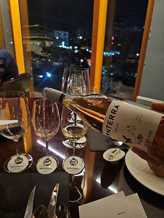 하나씩 음미하는 본테라 와인 5종. 마음에 드는 와인을 좀 더 맛보시라 권하는 스텝들(사진=정상미)