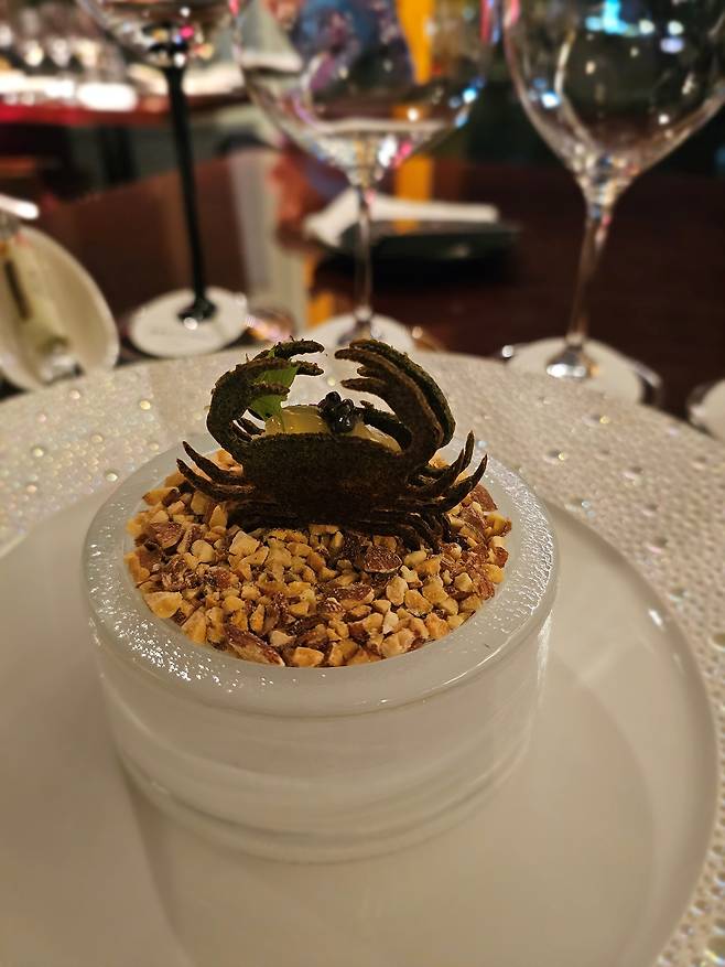 테이블마다 탄성을 자아낸 첫 번째 디쉬, 캐비어 화룡점정 게살 타고(사진=정상미)