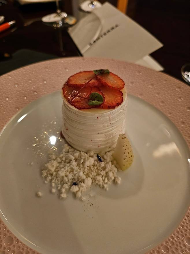 상큼하고 달콤한 맛과 향. 와인 디너의 대미를 장식한 딸기 로즈 바슈랭(사진=정상미)