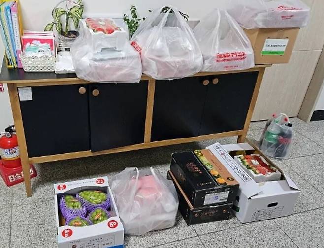 보육원 방문 사진 /사진=온라인 커뮤니티