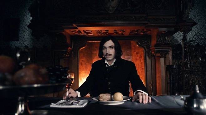 니콜라이 고골과 그의 소설 <외투>를 모티브로 만들어진 영화 '고골 더비기닝'의 한 장면.