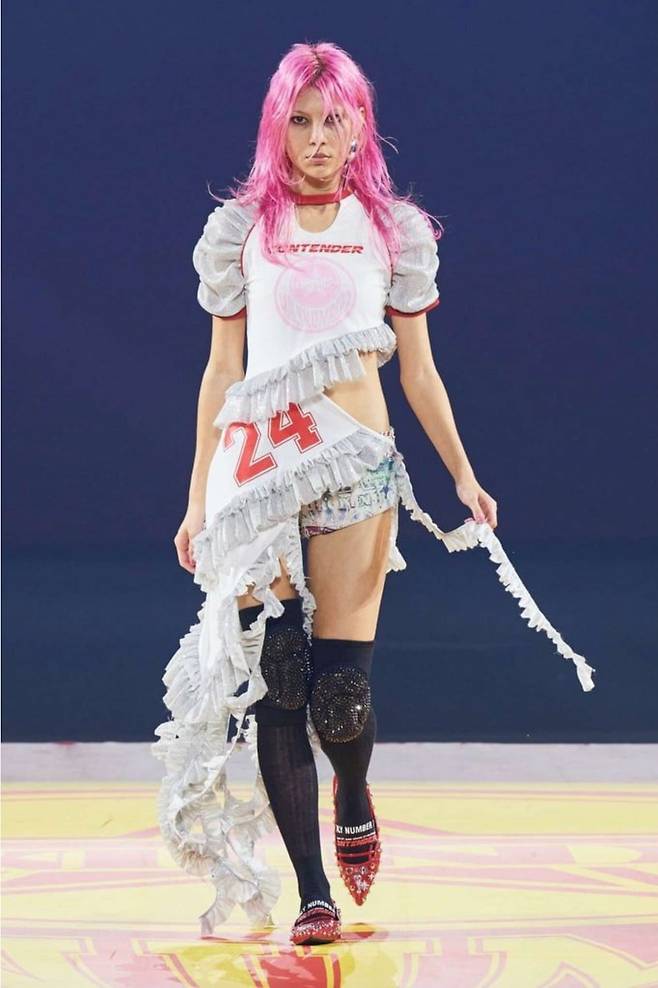 레트로 퓨처리즘 스타일의 홀리넘버세븐 2024 SS 컬렉션.