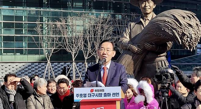 주호영 국민의힘 의원이 지난달 25일 동대구역 광장 박정희 동상 앞에서 오는 6월 지방선거 때 대구시장직에 도전하겠다고 밝히고 있다. 연합뉴스