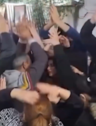 이란 반정부 시위에 참여했다 유혈 진압으로 사망한 이의 장례식에서 가족들이 음악에 맞춰 박수를 치고 춤을 추고 있다. 이란인터내셔널 엑스 영상 캡처