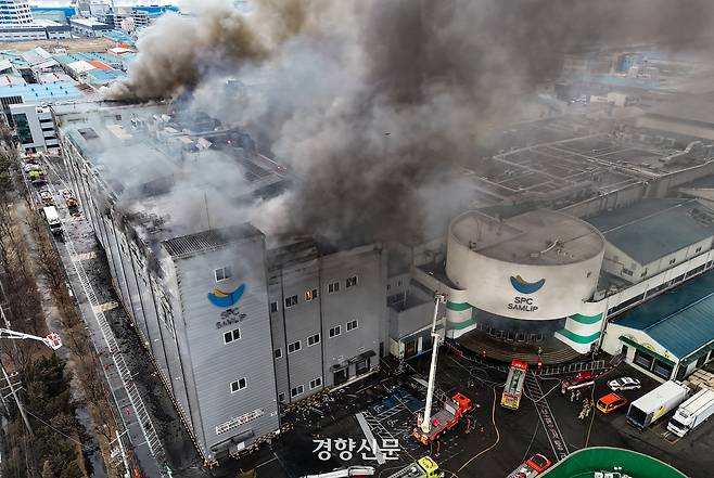 3일 경기 시흥시 정왕동 SPC삼립 시화공장에서 불이 나 소방 당국이 대응 1단계를 발령하고 진화 작업을 벌이고 있다. 2026.2.3 시흥 | 성동훈 기자