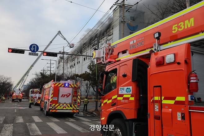 3일 경기 시흥시 정왕동 SPC삼립 시화공장에서 불이 나 소방 당국이 대응 1단계를 발령하고 진화 작업을 벌이고 있다. 2026.2.3 시흥 | 성동훈 기자