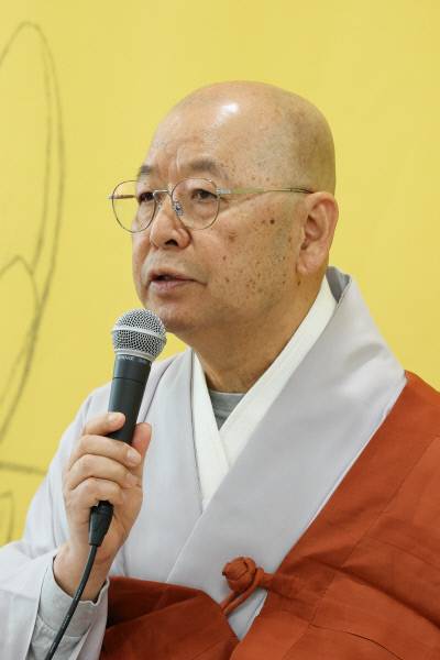 대한불교 조계종 사회복지재단 대표이사 도륜 스님이 3일 서울 종로구 한국불교역사문화기념관에서 기자간담회에서 올해 사업 계획을 발표하고 있다.  연합뉴스