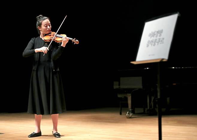 제70회 이화경향음악콩쿠르 중등부 바이올린 부문 참가자가 8일 오후 서울 중구 정동 이화여고 100주년 기념관에서 연주를 하고 있다. 김기남 기자 kknphoto@kyunghyang.com