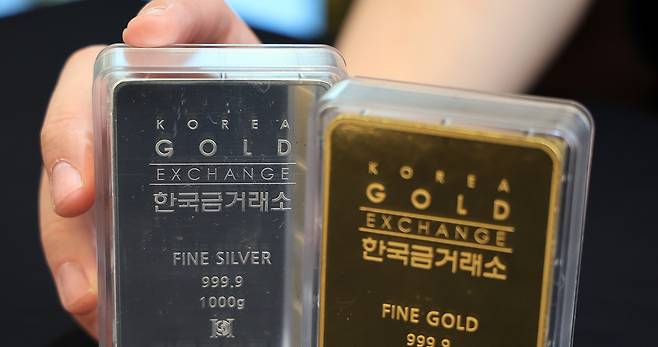 Silver and gold bars are displayed at the Korea Gold Exchange in Jongno, central Seoul. [NEWS1]