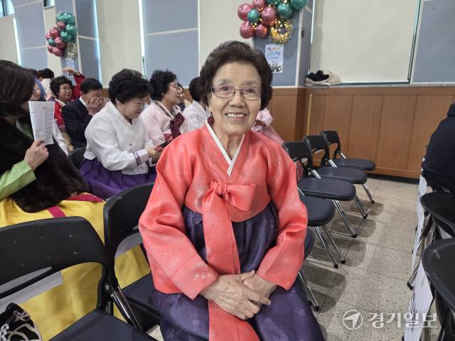 최고령자인 이금순씨가 남인천중학교 졸업을 기념하고 있다. 정성식기자