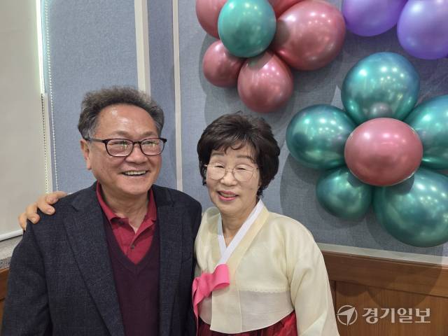 임종개씨와 임순택씨 부부가 졸업을 기념하고 있다. 정성식기자