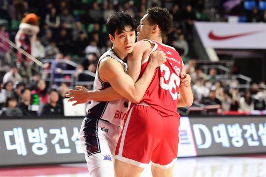 허웅 막아서는 에디 다니엘. 사진[연합뉴스]