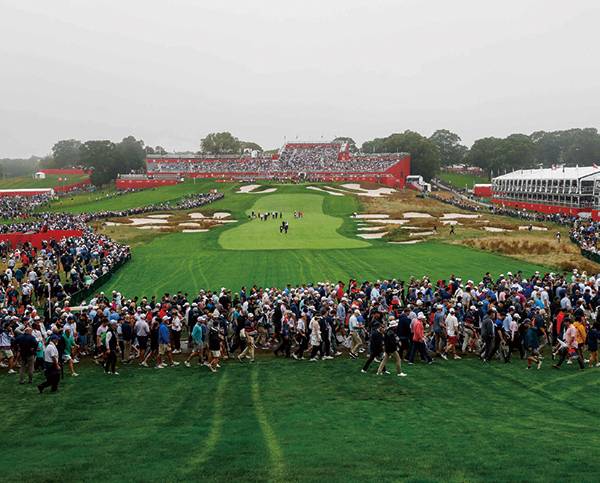 라이더컵은 연습 라운드에도 많은 갤러리들이 몰린다.(AFP)
