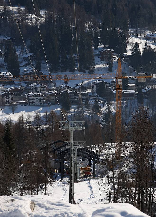 이탈리아 코르티나담페초에서 동계올림픽 기간 운영될 리프트가 멈춰 있다. 로이터연합뉴스