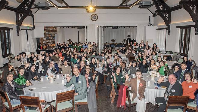 3일 사단법인 세계여성포럼 한국지부(IWF Korea, 회장 허금주)와 주한 아일랜드 대사관이 정동1928 아트센터에서 공동개최한 ‘2026 Global Women Summit(글로벌 우먼 서밋)’에 참석한 국내외 기업·기관 리더와 전문가, 차세대 인재 등 120여 명이 기념 촬영을 하고 있다. [IWF]