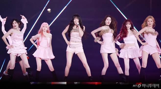 그룹 아이브(IIVE) 리즈, 레이, 안유진, 장원영, 가을, 이서가 6일 가오슝 내셔널 스타디움에서 진행된 스타뉴스 주최 '10주년 아시아 아티스트 어워즈 2025(10th Anniversary Asia Artist Awards 2025, '10주년 AAA 2025')에서 멋진 무대를 선고이고 있다.   12월 6일~7일 양일에 걸쳐 가오슝 내셔널 스타디움에서 펼쳐지는 '10주년 아시아 아티스트 어워즈 2025(10th Anniversary Asia Artist Awards 2025, '10주년 AAA 2025')'와 페스타 'ACON 2025'는 MTN(머니투데이방송)과 위버스(Weverse)를 통해 각각 TV와 온라인 스트리밍으로 생중계 된다.  /2025.12.06 /사진=임성균 tjdrbs23@